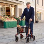 Älterer Herr mit Einkauf in der Netztasche des Rollators Dietz TAiMA M