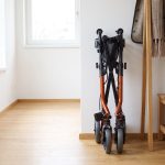 Gefalteter Rollator Dietz TAiMA M steht von selbst im Vorzimmer