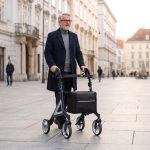 Älterer Herr mit dem Rollator Alevo Alu in Nachtblau in der Fußgängerzone