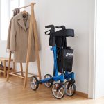 Rollator Mobilex Panther Small gefaltet – nur 22 cm breit, steht von selbst