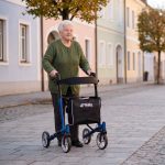 Ältere Frau mit dem Rollator Mobilex Panther Small auf einem Gehweg in der Altstadt