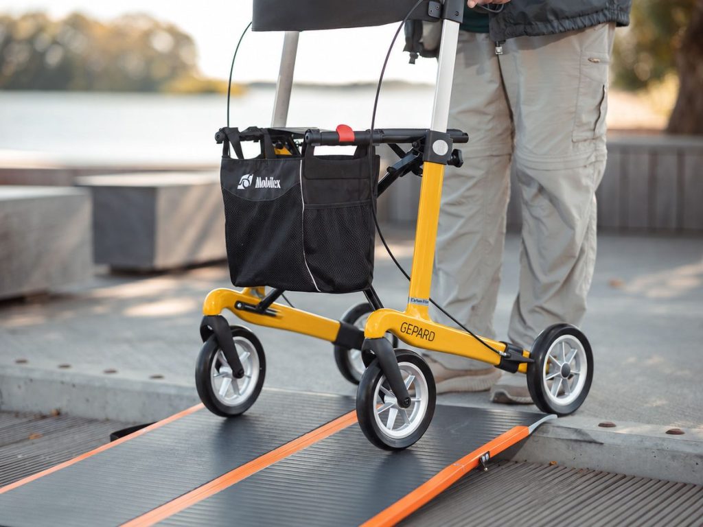 Carbon-Rollator Gepard mit Softrädern auf einer Rampe im Freien