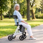Dame sitzt auf dem Rollator Mobiak Action White und lehnt an der Rückenlehne