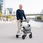 Älterer Herr mit dem Rollator Mobiak Action White an der Uferpromenade