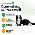 Infografik: Demenzkatze schwarz-weiß schnurrt fühlbar, reagiert an 4 Stellen, öffnet die Augen und hebt die Pfote, 4 C-Batterien inklusive