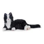 Joy-for-All Demenzkatze schwarz-weiß liegend mit offenen blauen Augen