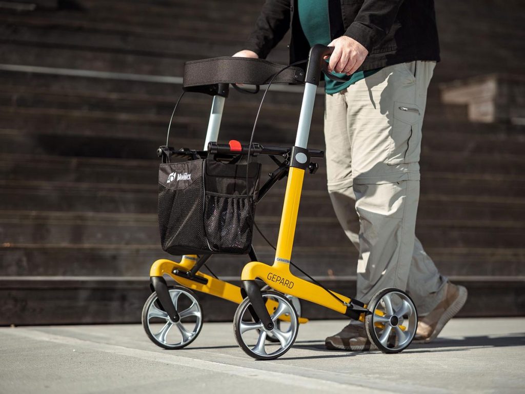 Mobilex Gepard Carbon-Rollator unterwegs